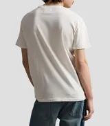 Remera Polo Ralph Lauren de manga corta, color blanco con estampado gráfico frontal en tonos rojos y azules con inscripciones de la marca.