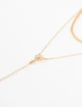 Collar doble de cadena dorada, con una cadena más corta de eslabones y otra más larga con dije de estrella y strass.