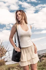 Musculosa blanca de algodón con cuello redondo y sisas amplias.