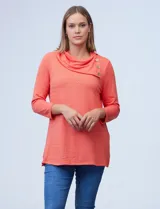 Blusa celeste en tejido texturado, marca Ruby Rd. Cuello volcado con aplique de botones.