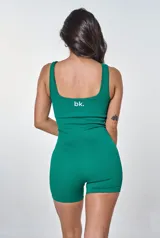 Enterito corto deportivo verde esmeralda, de calce ajustado y tejido acanalado.