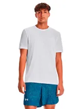 Remera deportiva Under Armour de manga corta, confeccionada en tejido de punto suave con zonas de ventilación de malla estratégicamente ubicadas. Presenta una construcción prácticamente sin costuras para evitar rozaduras y tecnología que absorbe el sudor y permite un secado rápido.