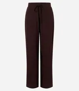 Pantalón palazzo de viscosa texturizada color marrón, de tiro alto con cintura elástica, lazo frontal regulable y bolsillos laterales.