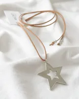 Gargantilla con tiento de cuero color marrón claro y dije de estrella plateada con estrella calada en el centro.