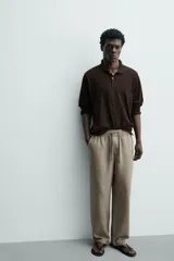 Pantalón de corte regular fit confeccionado en tejido mezcla de algodón, con cintura elástica ajustable mediante cordón, bolsillos laterales y bolsillos traseros de vivo.