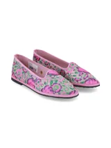 Ballerina de inspiración friulana confeccionada en terciopelo con diseño floreado en tonos rosados, violetas y verdes sobre base gris, con ribetes rosados y suela plana.
