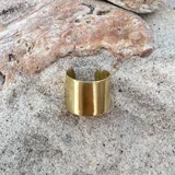 Anillo ancho de bronce color dorado.