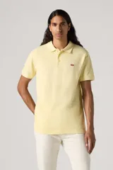 Chomba amarilla de manga corta con cuello clásico y logo de Levis bordado en el pecho.