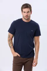 Remera lisa de manga corta y cuello redondo, color gris oscuro, de calce cómodo con pequeño logo bordado en el pecho.