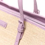 Cartera tipo tote de diseño estructurado, confeccionada con tejido efecto rafia en color beige y detalles de cuero sintético en tono lila. Cuenta con asas largas de hombro ajustables con hebillas y una pequeña placa metálica con el logo de la marca en el frente.