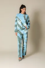 Buzo celeste y gris con estampado batik, de corte holgado y mangas largas.