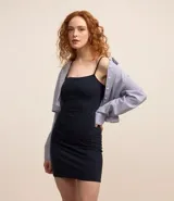 Vestido corto color rosado, de escote recto, con breteles finos y confeccionado en algodón con elastano.