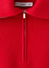Jersey de punto grueso color rojo, de corte recto, con cuello polo amplio y cierre frontal de cremallera. Cuenta con mangas largas.