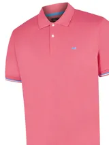 Remera polo de manga corta confeccionada en piqué de algodón pima, color rosado. Presenta cuello clásico con botones, logo bordado en el pecho y detalles de líneas en contraste en los puños.
