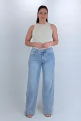 Jean wide leg de tiro alto y lavado claro, con diseño de perneras amplias y costuras diagonales.