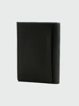 Billetera de cuero negro con múltiples ranuras para tarjetas y compartimento para billetes, con logo grabado en el interior.
