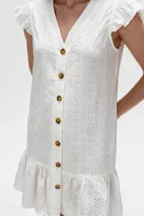 Vestido corto de algodón blanco con diseño de broderie, escote en V, cierre frontal con botones carey, mangas cortas con volados y dobladillo con volado fruncido.