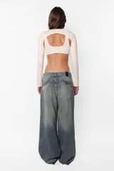 Microtop negro con mangas largas y elástico en todas sus terminaciones.