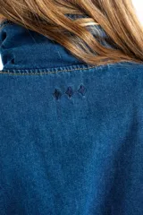 Campera bomber de jean azul con cierre frontal metálico, cuello alto y diseño oversize. Presenta costuras reforzadas y puños rectos.