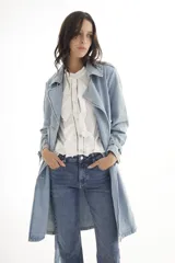 Trench de jean largo con diseño relajado, cuello solapa, cierre frontal con botones y charreteras en los hombros.