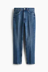 Jean tobillero de corte recto y tiro alto en denim de algodón con leve elasticidad. Presenta diseño de cinco bolsillos, cierre de botón y cremallera, y pliegues marcados al frente y en la espalda.