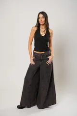 Jean de tiro alto color marrón oscuro con efecto lavado, de corte ancho y pierna muy fluida.