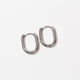 Par de aros tipo argolla ovalados de acero inoxidable color plateado.
