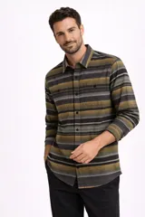 Camisa de algodón de manga larga con diseño de rayas horizontales en tonos marrón, gris, verde militar y negro. Posee cuello camisero, cierre frontal con botones y dos bolsillos frontales con solapa.