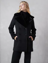 Tapado de lana Michael Kors con doble abotonadura y cuello de solapa ancha revestido en piel sintética. Presenta cierre frontal con seis botones grabados, bolsillos laterales de ojal y silueta de corte recto a la altura del muslo.