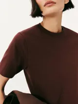 Camiseta de manga corta con cuello redondo, confeccionada en algodón de alta calidad con un corte clásico y versátil.