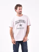 Remera blanca de algodón con estampa frontal que dice 'California' con una estrella y 'Champions League United States of America'.