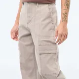 Pantalón cargo de corte recto en color gris, con bolsillos laterales tipo fuelle y cierre frontal.