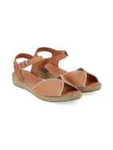 Sandalia plana de cuero color tostado con pulsera ajustable al tobillo y suela revestida en yute trenzado.