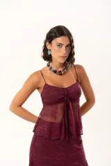Top de encaje color bordó con breteles finos, diseño con nudo frontal y transparencia.