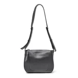 Bandolera de cuero con textura granulada, diseño compacto con cierre superior y correa ajustable al hombro. Presenta el logo de la marca grabado en la parte frontal.