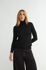 Polera de cuello alto y manga larga, confeccionada en tejido de punto fino con puños y ruedo acanalados.