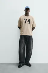 Jeans de hombre, corte balloon fit, tiro medio, confeccionados en denim rígido de algodón. Presentan un efecto lavado con un marcado degradado vertical, cinco bolsillos y cierre frontal con cremallera y botón.