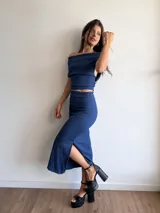 Conjunto de dos piezas en tela bambula elastizada color azul. Incluye un top de hombros descubiertos y una falda midi ajustada con tajo lateral.