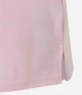 Remera básica de cuello redondo y manga corta, confeccionada en algodón peruano con acabado suedine. Presenta un diseño liso y minimalista.
