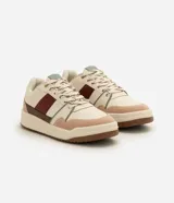 Championes urbanos Satinato, color beige con detalles en marrón, bordó, rosado y verde. Cuentan con capellada de poliuretano con recortes, cierre de cordones y suela plana estructurada.