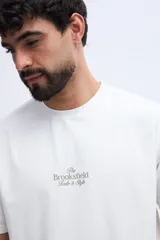 Remera de manga corta negra con textura marcada y estampa al frente con el texto "The Brooksfield Taste & Style".