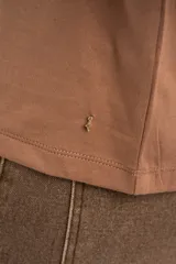 Remera de algodón peinado color marfil, de manga corta y corte al cuerpo, con escote en V ribeteado con hilo dorado.
