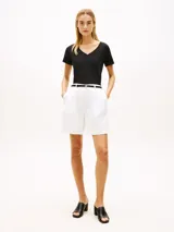 Remera Tommy Hilfiger de corte regular, color negro, con escote en V y mangas cortas. Confeccionada en mezcla de lino y algodón, presenta un diseño clásico y versátil con logo bordado en la manga.