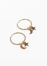 Par de aros dorados tipo argolla, con dije colgante de luna y estrella.