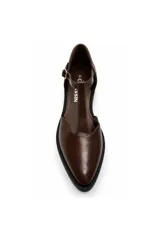 Zapato chatita de Daniel Cassin color negro con acabado brillante, diseño en punta, tira en T y tira ajustable con hebilla al tobillo.
