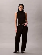Sweater negro sin mangas Calvin Klein confeccionado en mezcla de viscosa y poliéster, con diseño ajustado y cuello perkins de punto de canalé.