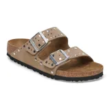 Sandalias Birkenstock modelo Arizona con dos tiras ajustables de gamuza color taupe, decoradas con remaches metálicos plateados. Presenta plantilla anatómica de corcho y suela de goma negra.