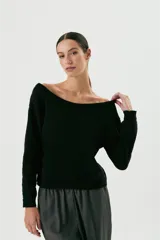 Sweater negro de lana con escote en V profundo que puede usarse tanto de frente como de espalda.