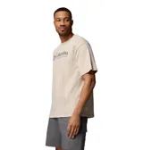 Remera de algodón de alto gramaje color beige, de corte clásico y manga corta, con cuello redondo acanalado y estampa frontal con el logo de Columbia Sportswear Company en tonos oscuros.