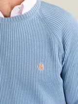 Jersey de punto inglés para hombre, confeccionado en algodón de corte regular fit, con diseño a rayas horizontales en color verde y blanco, cuello redondo y manga larga. Cuenta con el logo bordado en el pecho.